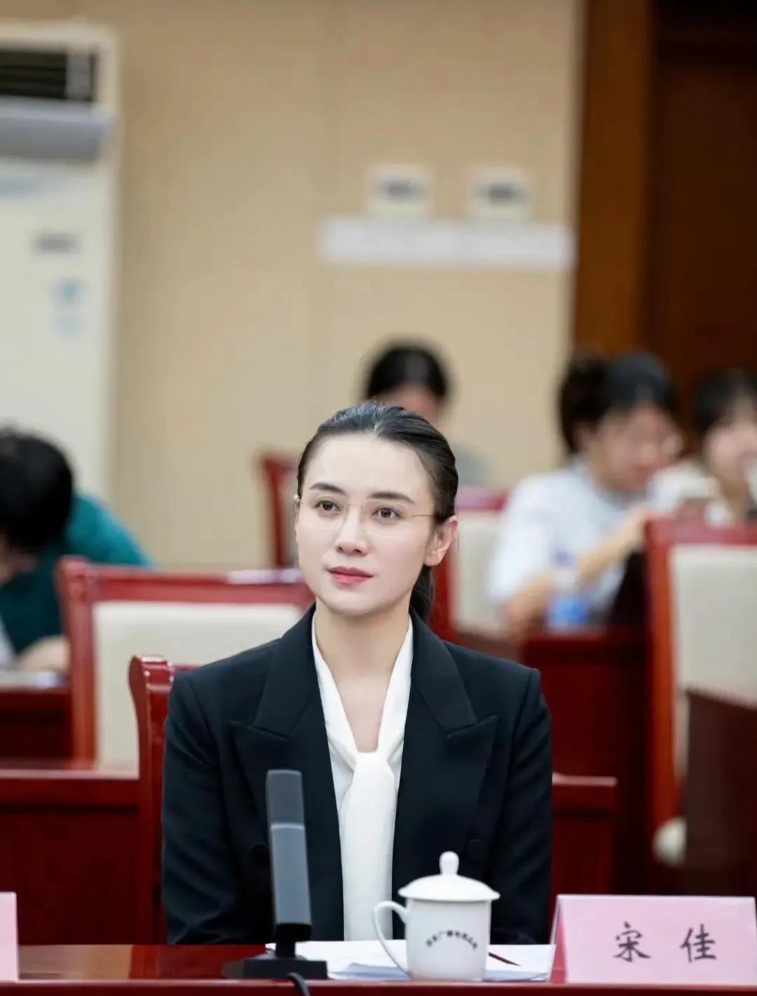 宋佳太适合当老师了，自然不做作，又有种不怒自威的气质，是块当班主任的好料，当学生