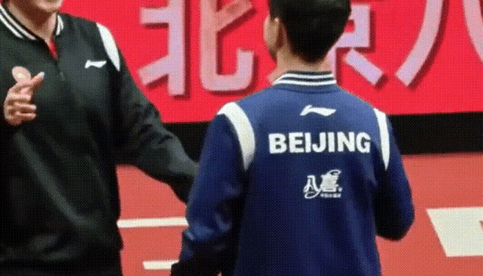 樊振东的真诚真的太圈粉了，越看越让人打心底喜欢！
北京队夺冠后，他半点不扭捏，乐