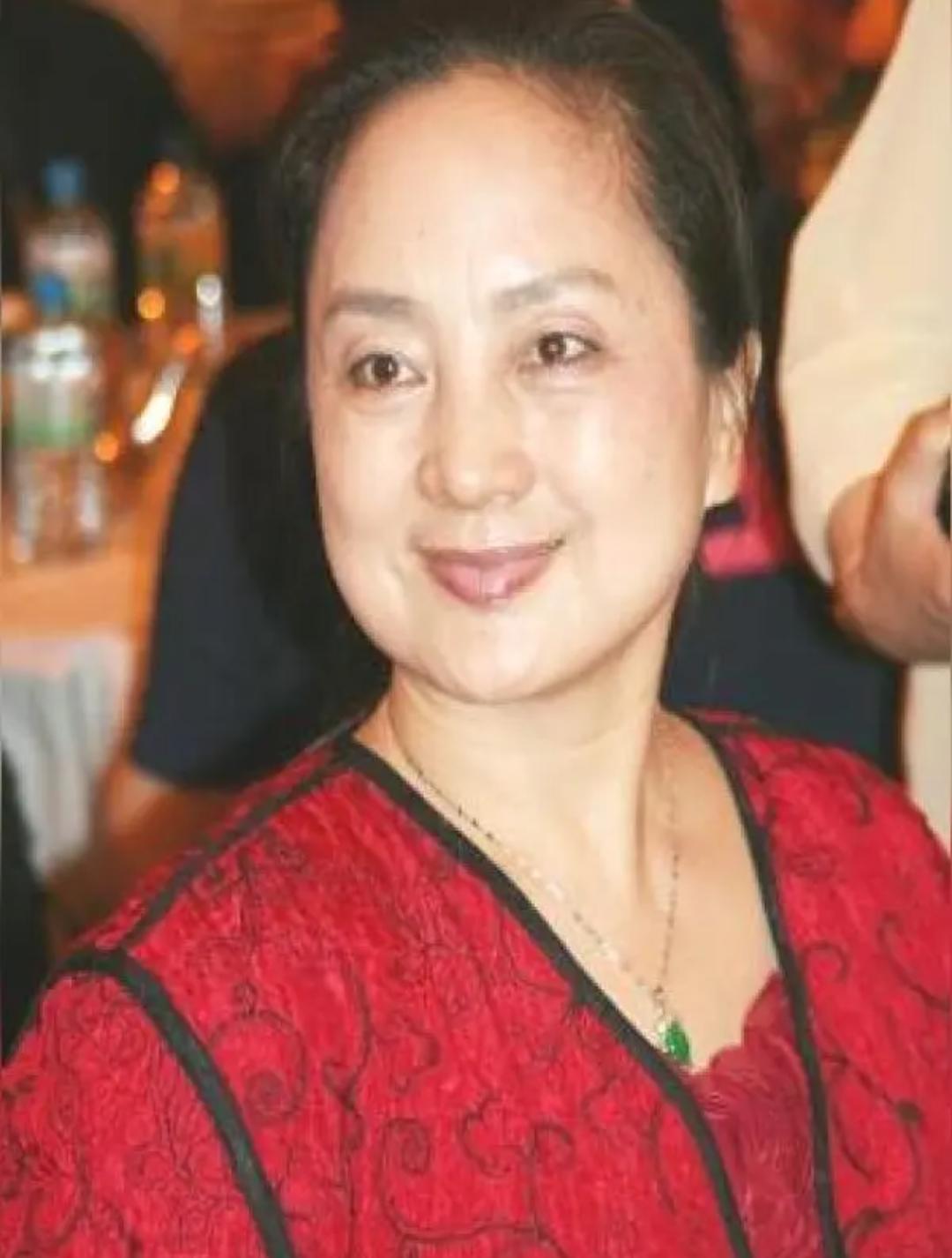 74岁张金玲近照引热议：‘苦相’背后的真相令人震惊！娱乐 明星