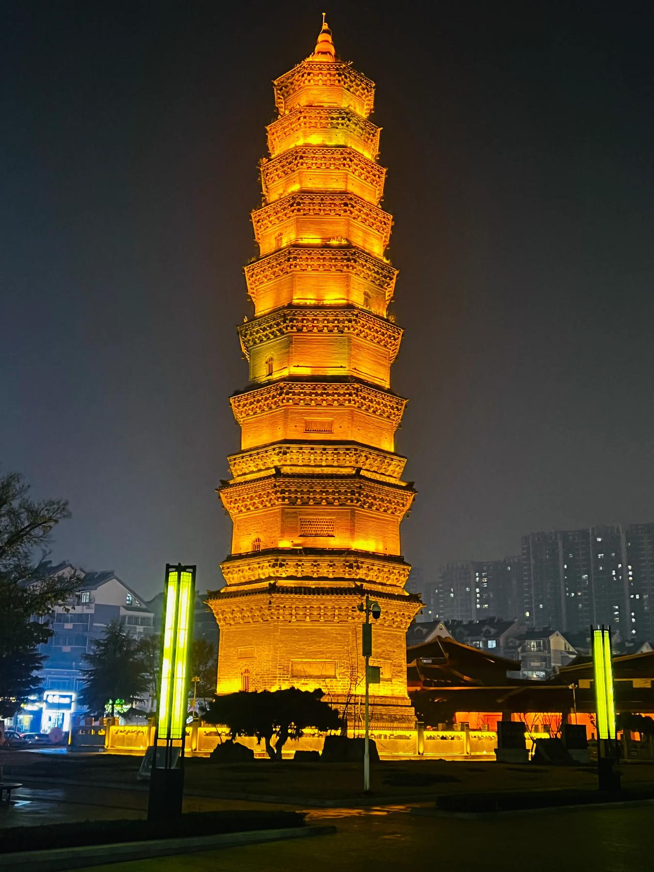 我的城市，夜景真美，滕州的标志一一龙泉塔