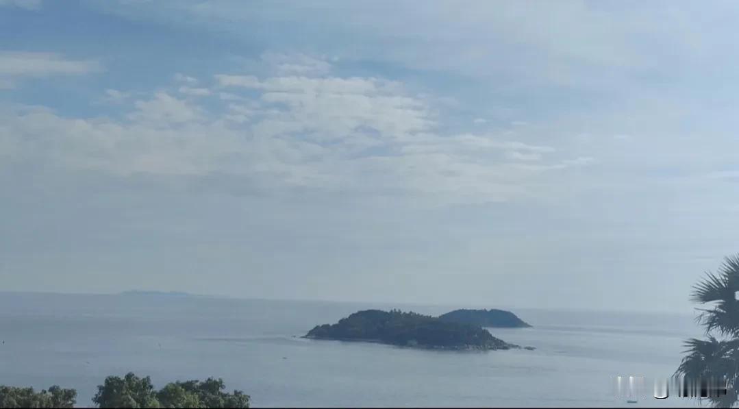 远眺碧海蓝天，心旷神怡！今日的碧海蓝天 海边随拍旅游 去年的海岸风光