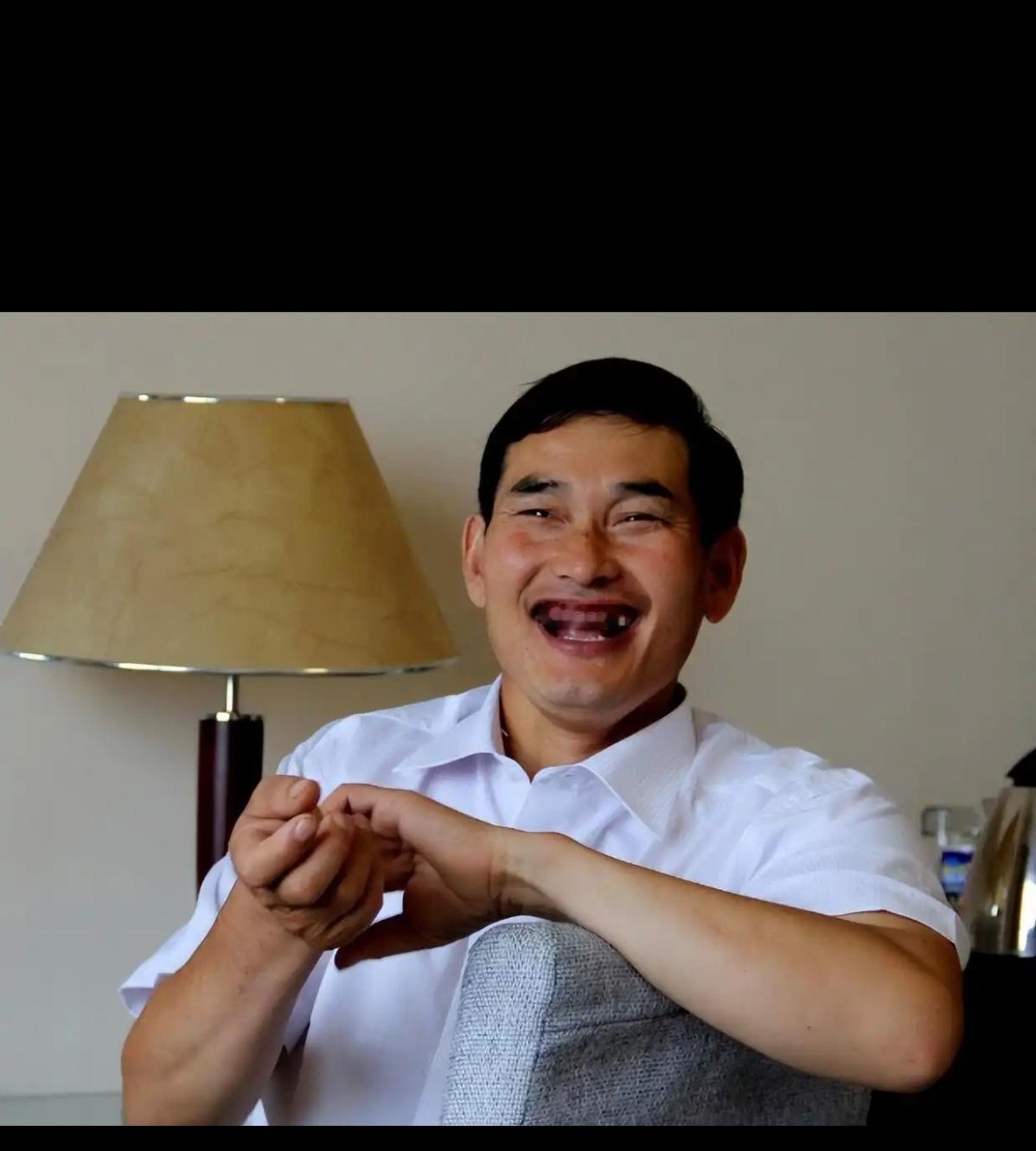 站在央视聚光灯下是不仅不慢的歌者，转身回到田间地头便是勤恳收秋的农人，朱之文这种