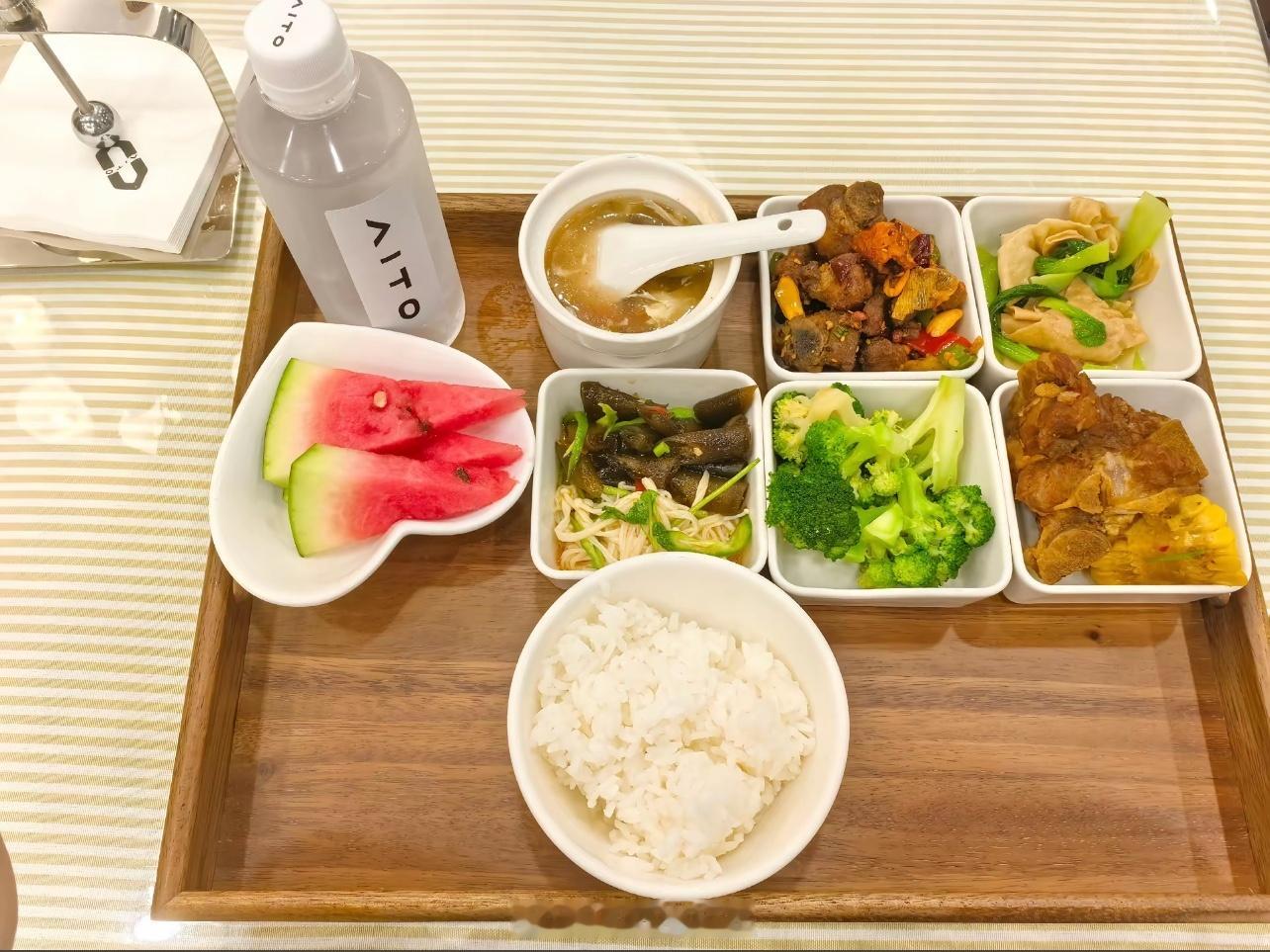 鸿蒙大酒店也不怕对手使坏，到饭点拉一车人过去吃饭，不接待就拍下来发小视频，接待也