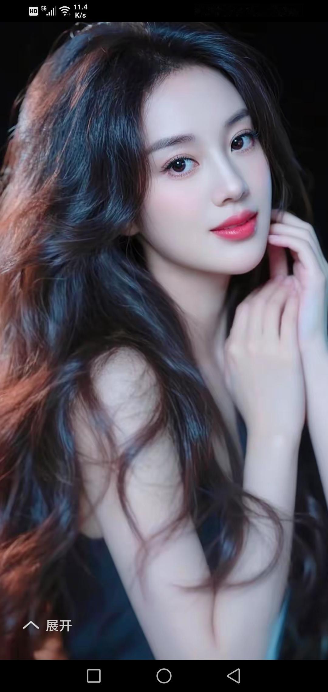 温柔甜美的少女，轻轻抚摸脸颊，散发着迷人的魅力🌺❤️🍎🍀