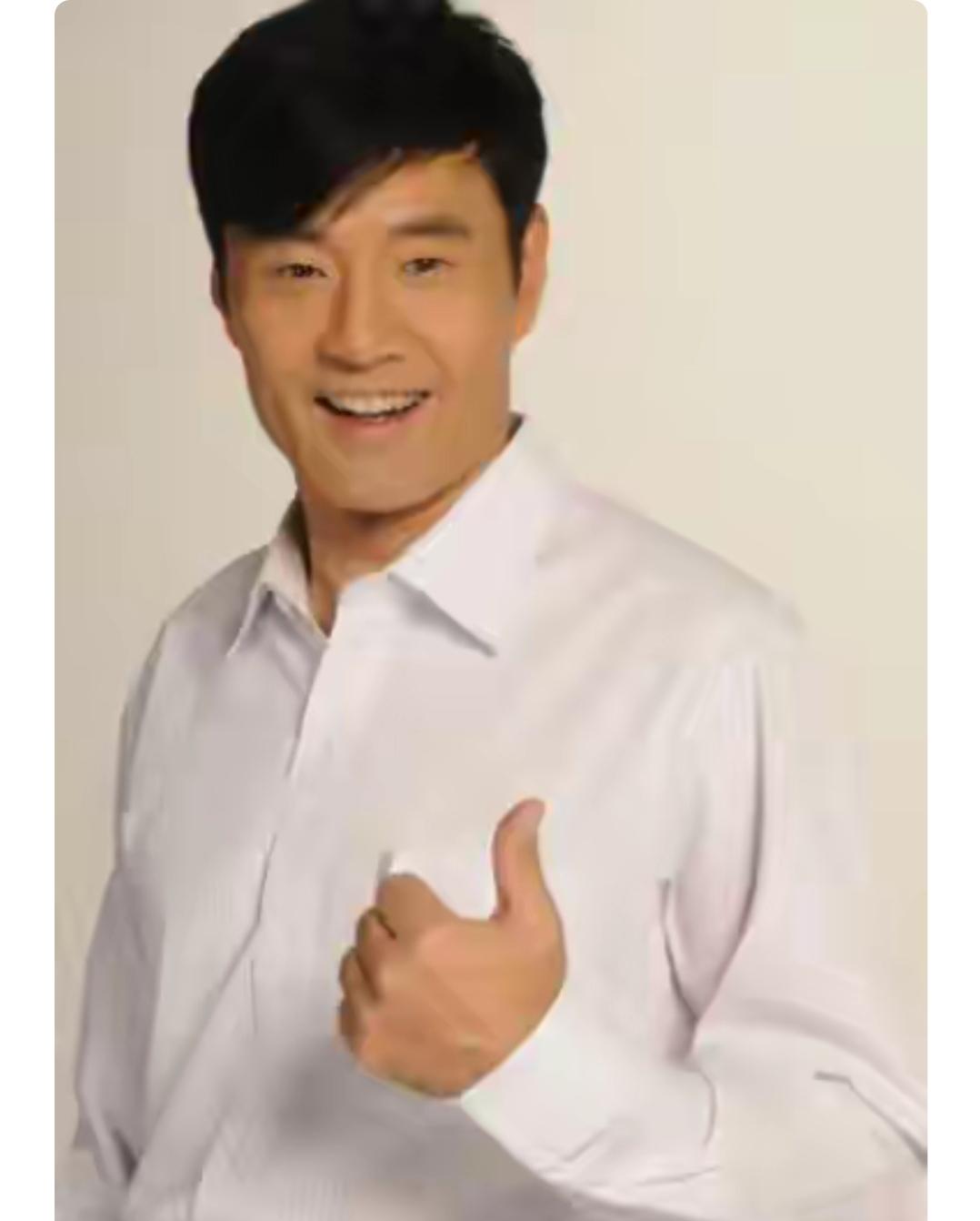 这位大哥面带微笑，竖起大拇指！一直认为他是香港演员，非常帅气。用一句台词证明你认