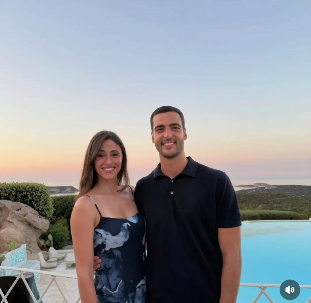 梅里诺IG确认，他和伴侣萝拉将在2026年迎来他们的第一个孩子！ 