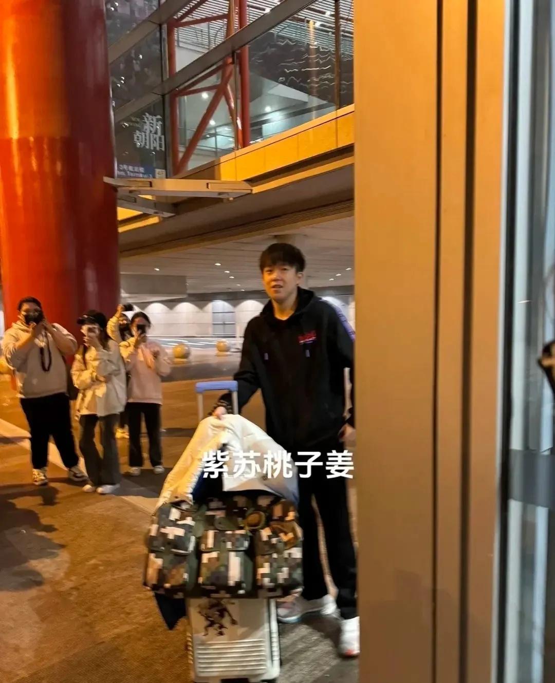 大头在机场和粉丝聊天呢，那场面，老欢乐了。

你说为啥他这么招人喜欢呢？我觉得啊