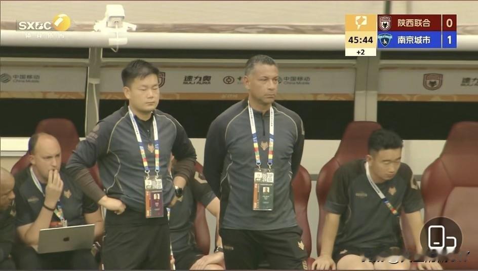 陕西联合主场迎战南京城市的上半场结束，第20分钟陕西联合后防线自己滑倒，让对方轻