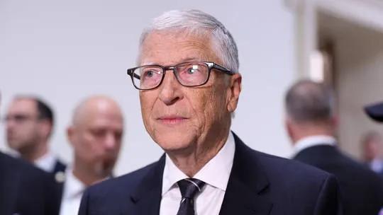德国前总理默克尔最近爆了个料：比尔·盖茨用他基金会的钱，对各国政府施加政治压力，