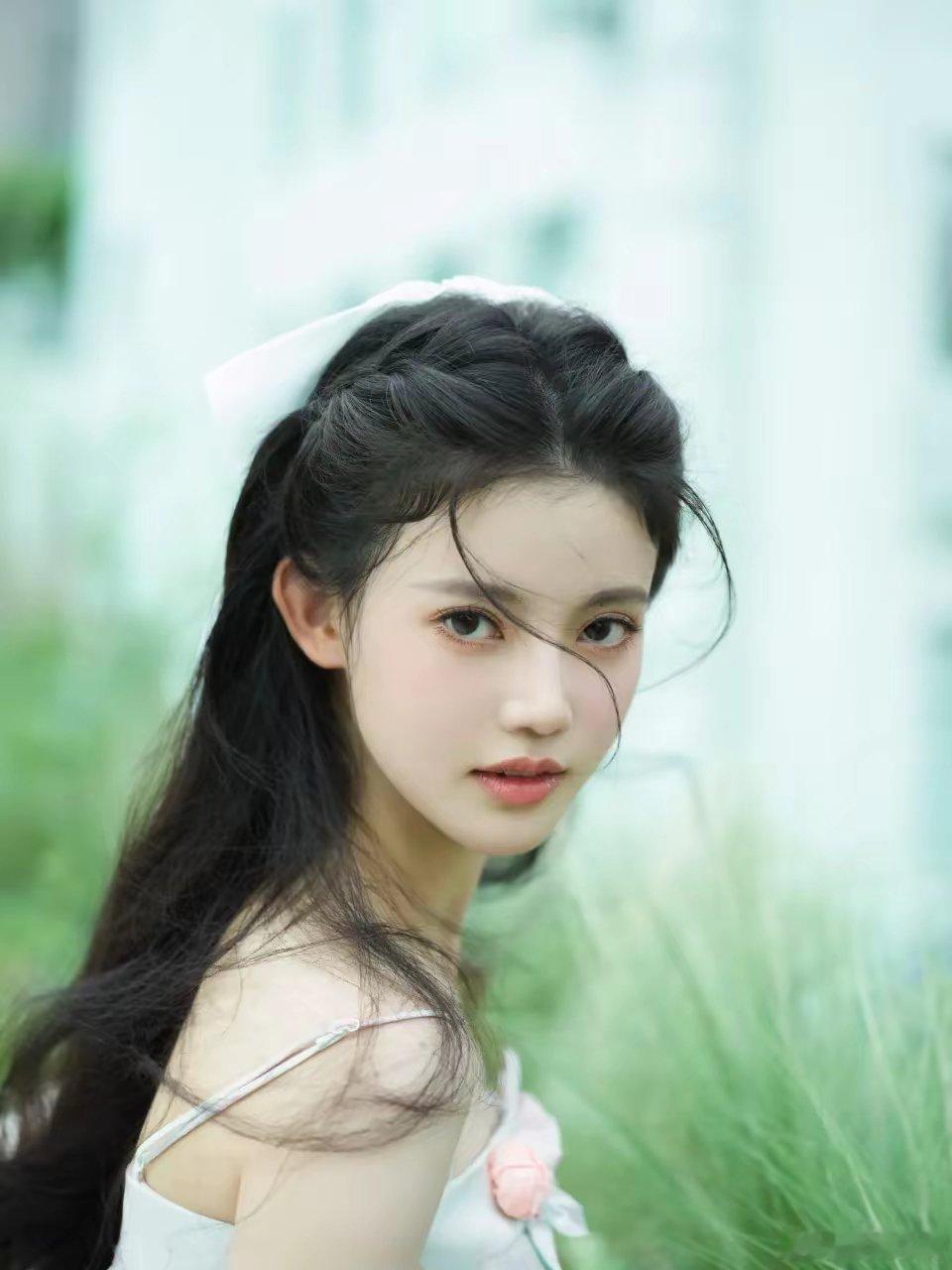 孙珍妮容貌美丽，如同花朵和美玉一般，令人赞叹。 