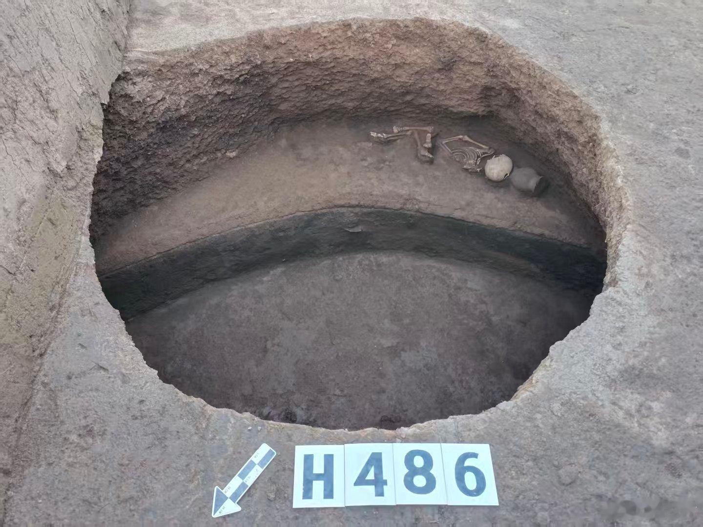 考古新发现  考古科普灰坑葬 灰坑是古人倾倒垃圾、储藏物品的坑状遗迹。而“灰坑葬