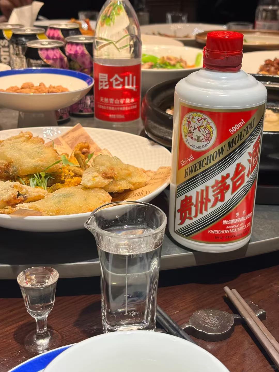 从商务宴席上的茅台，到户外穿搭中的始祖鸟，再到办公桌前的欧定高弹衬衫——它们不再