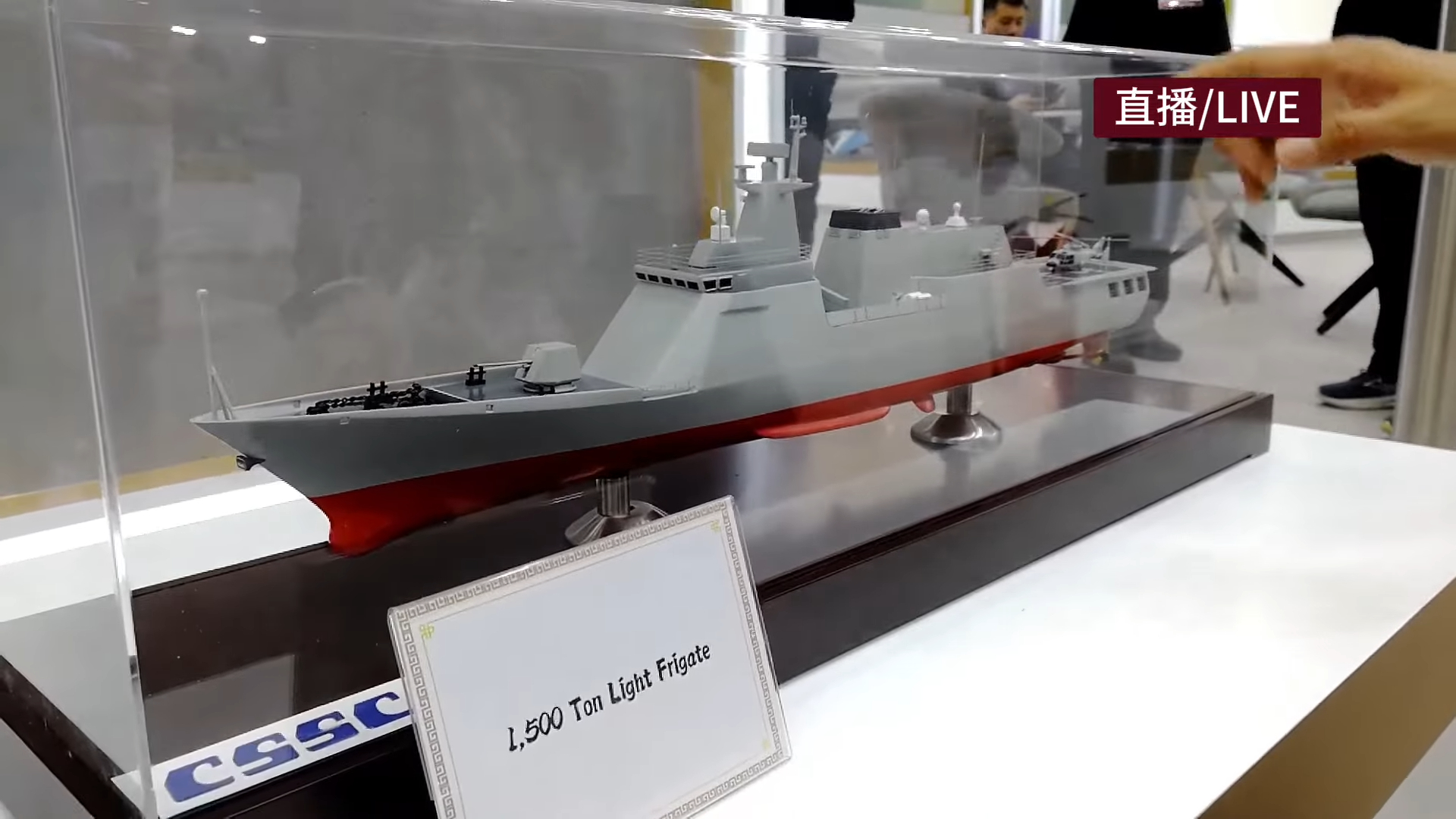 我国厂家在沙特展示的1500吨级轻型护卫舰，没有舰载防空导弹配置，但是有机库，经