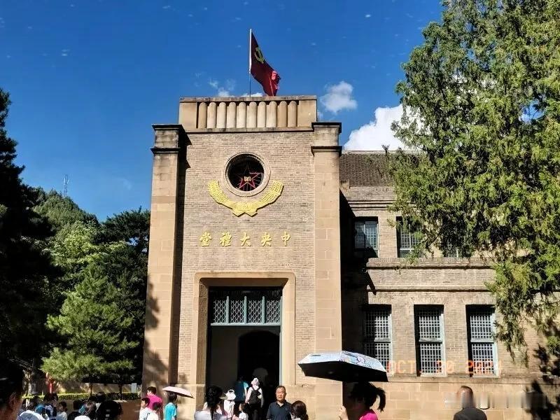 中央大礼堂座落在杨家岭南侧山根下，1939年开始修建，1942年竣工落成。大礼堂