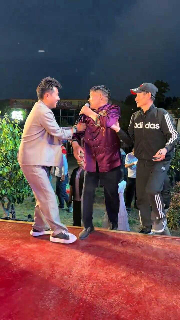 提前给大家想拜个年，你看这。