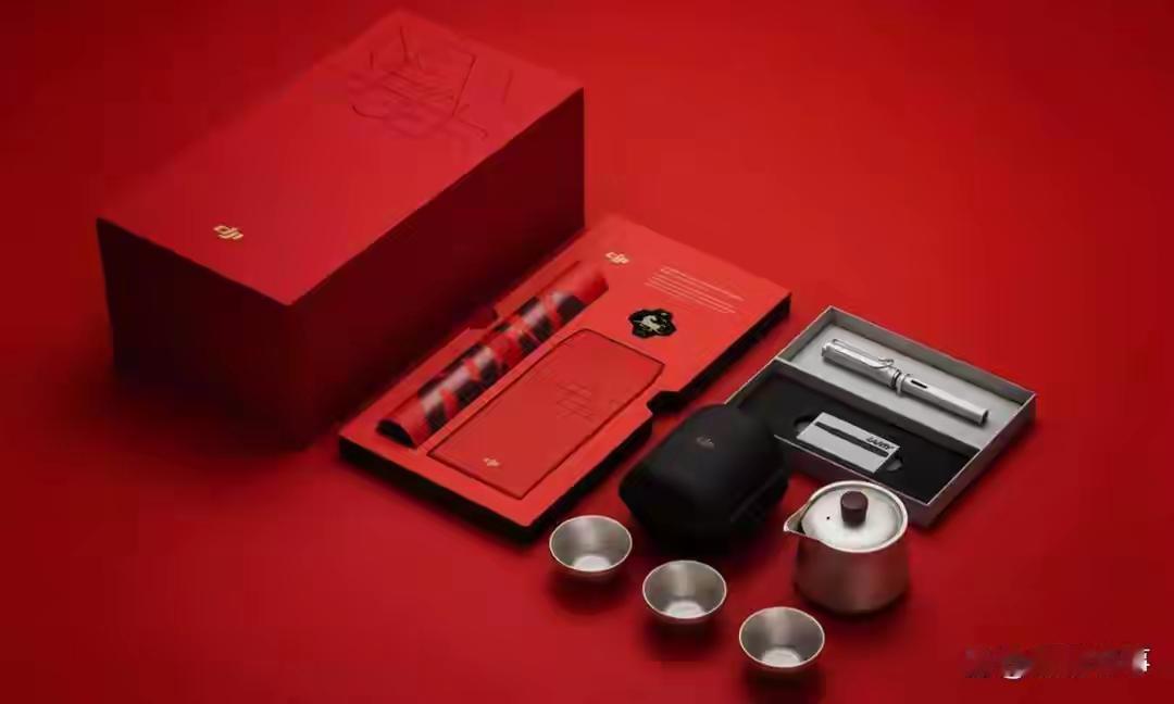 近日，大疆连续多年向离职员工寄送与在职者同款新春礼盒的举措引发热议。这份“离职关