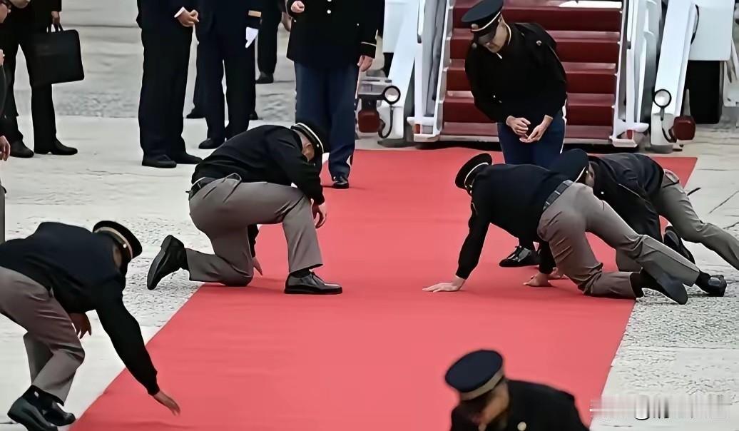 谁说国外人工作不认真，谁说国外人工作不严谨，人家趴在地上的工作态度，说明真的一丝