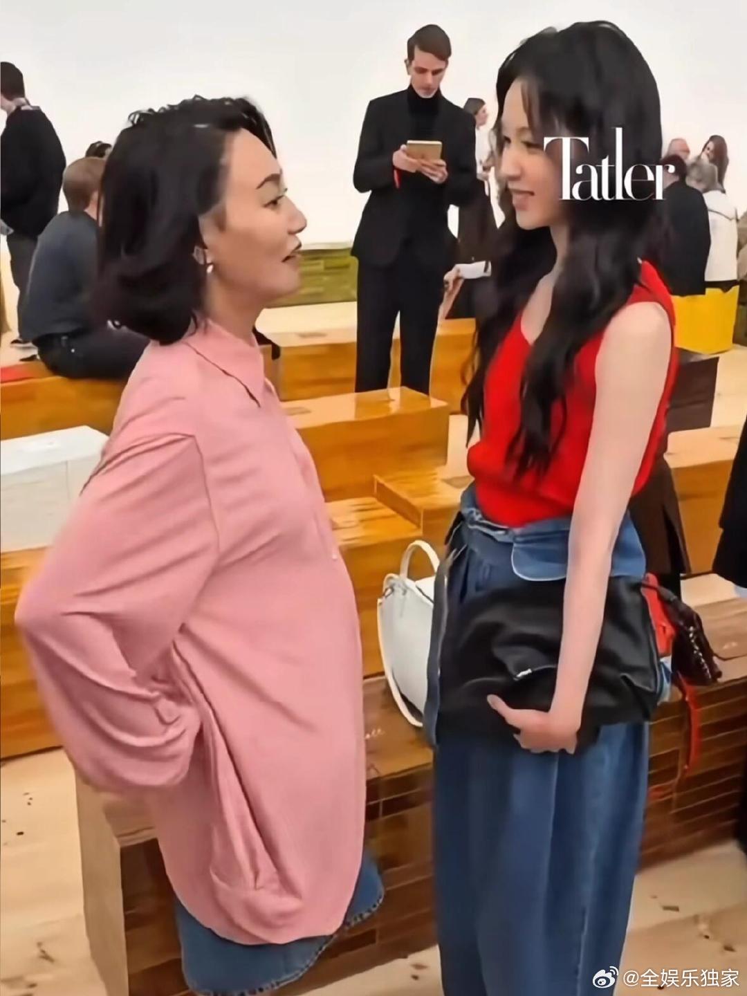 惠英红约陈都灵一起旅行 采访秒变“旅行邀约现场”！陈都灵备实用暖宝宝，红姐“客串