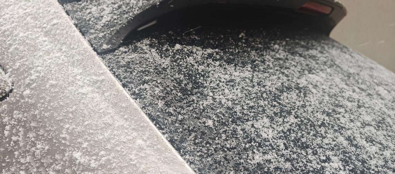 对们上海人民来说，这都可以算暴雪了……

上海下雪 ​​​