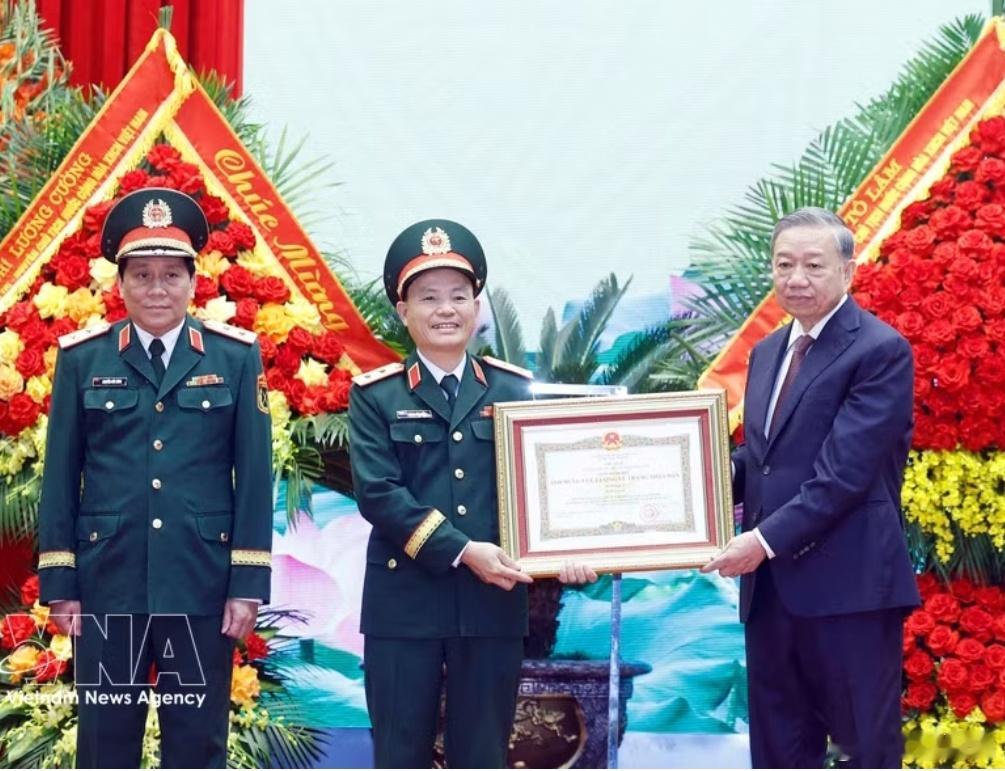 越南苏林在出席军队授奖活动时强调，要建设革命化、正规化、精锐化、现代化的武装力量
