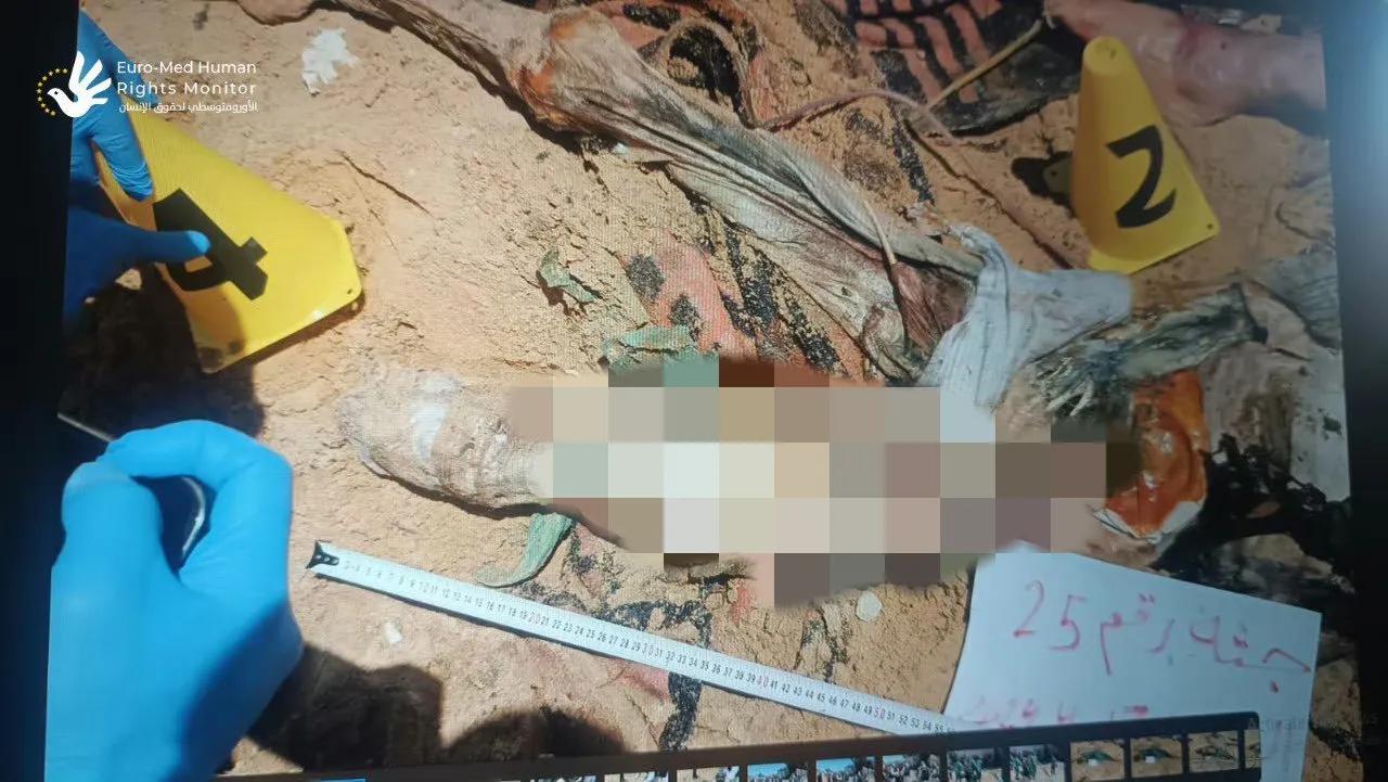 在加沙希法医院的万人坑里发现了大量被IDF士兵弄死的病人的尸体，这些病人有被斩首