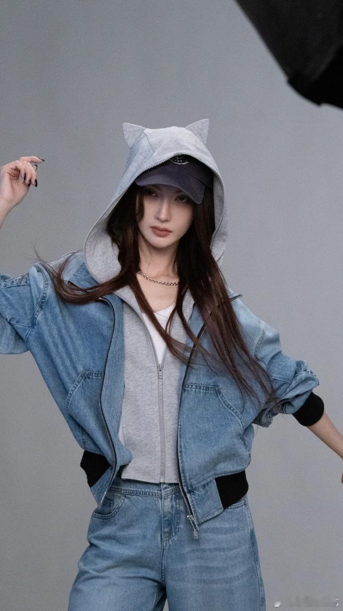 金晨好松弛的一身，不愧是我喜欢的大美女啊，这个气质快要溢出屏幕了！时尚的搭配好绝