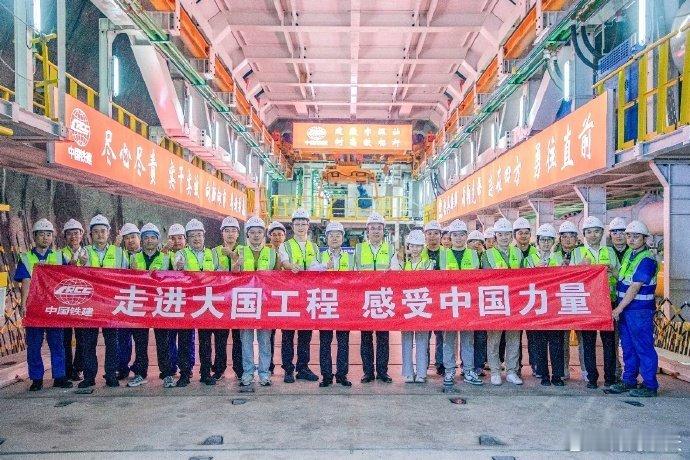 鹏友圈扩容！中铁十四局大盾构奏响湾区强音春和景明，鹏城逐新。4月10日，中铁十四