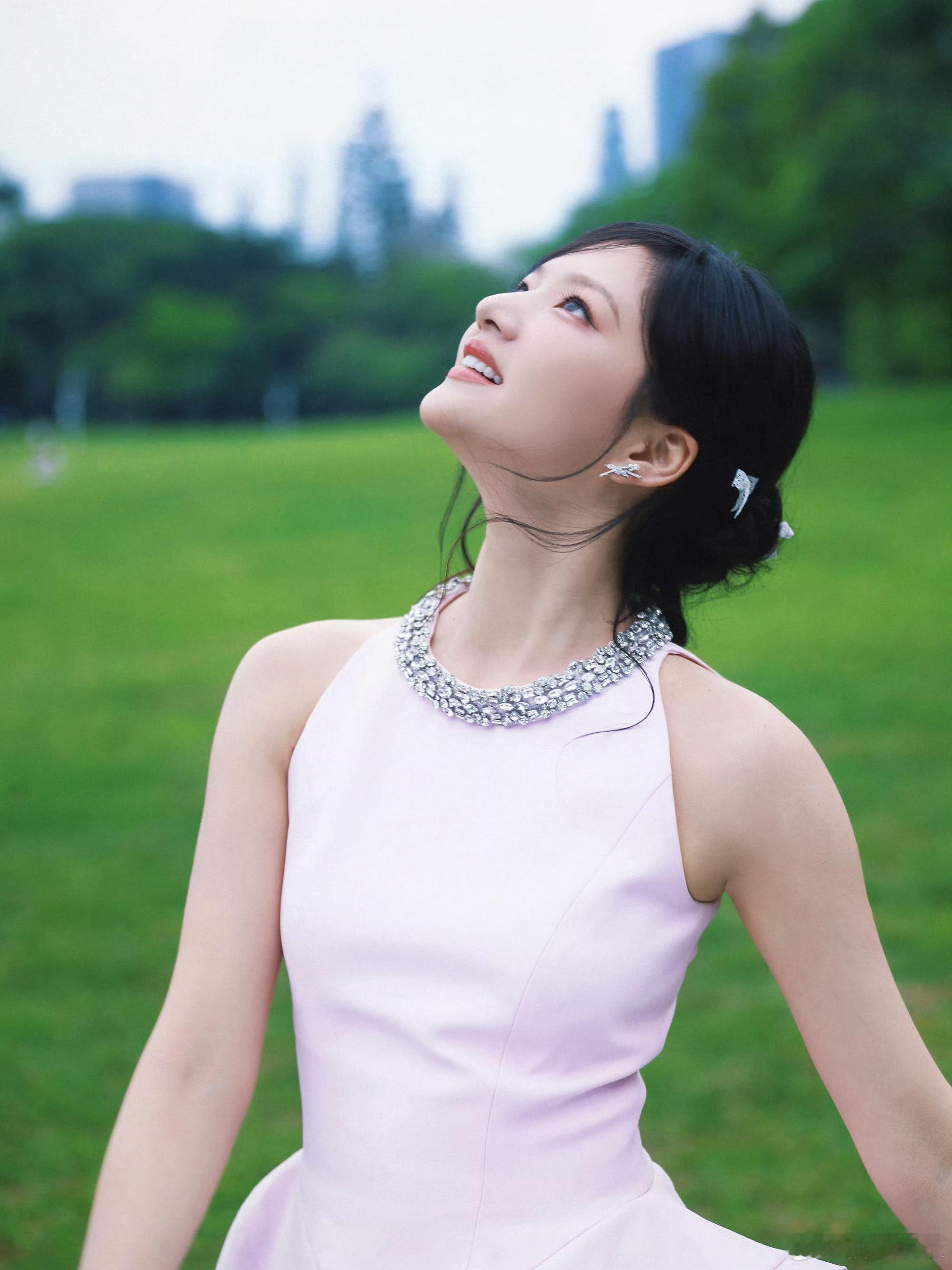 任敏央视五四晚会造型出图，粉色小礼裙好美萌，期待任敏今晚的精彩表演，晚会见！