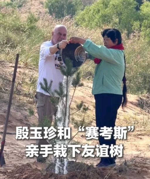 美国人不明白为什么中国人对赛考斯如此的感激。
理由很简单因为中国是一个知恩图报的