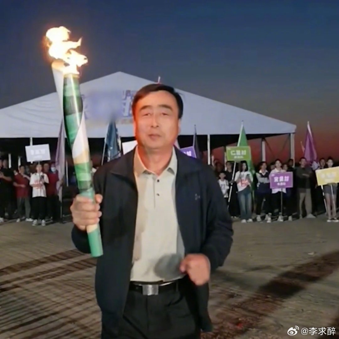 外国友人被村运动会的氛围震惊到被乡村运动会现场惊艳到了乡村运动影响深远。它提升村