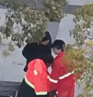 山东，环卫工大姐清晨扫街，突然听见绿化里传来一阵奇怪的“哼唧”声。她忍不住扒开冬