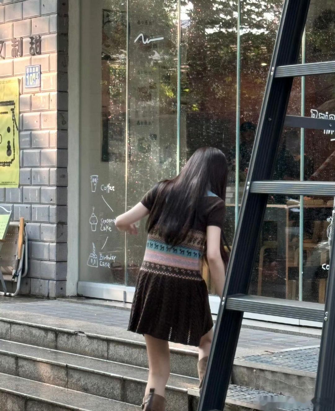 偶遇白鹿周翊然拍mv网友偶遇白鹿周翊然拍mv 路人镜头都这么好嗑！俩人互动自然颜