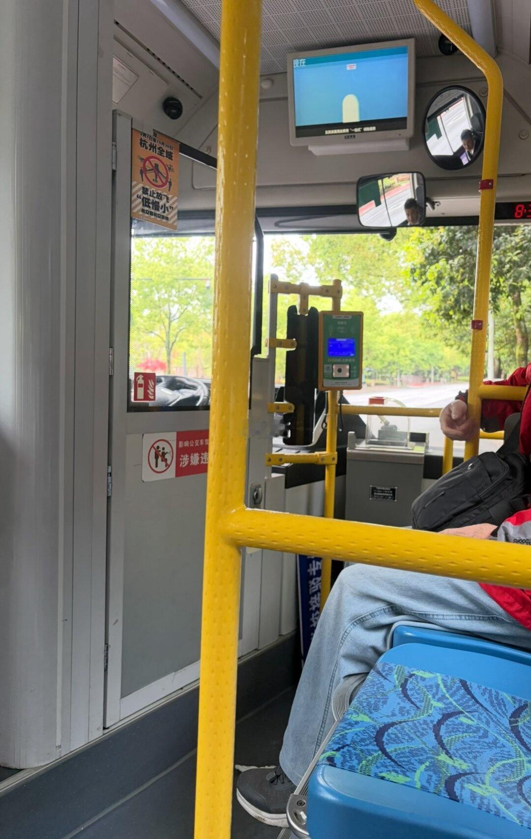 淳安千岛湖K012公交车司机也太好了吧！
拄着拐杖的老爷爷要下车，我说呢司机开门