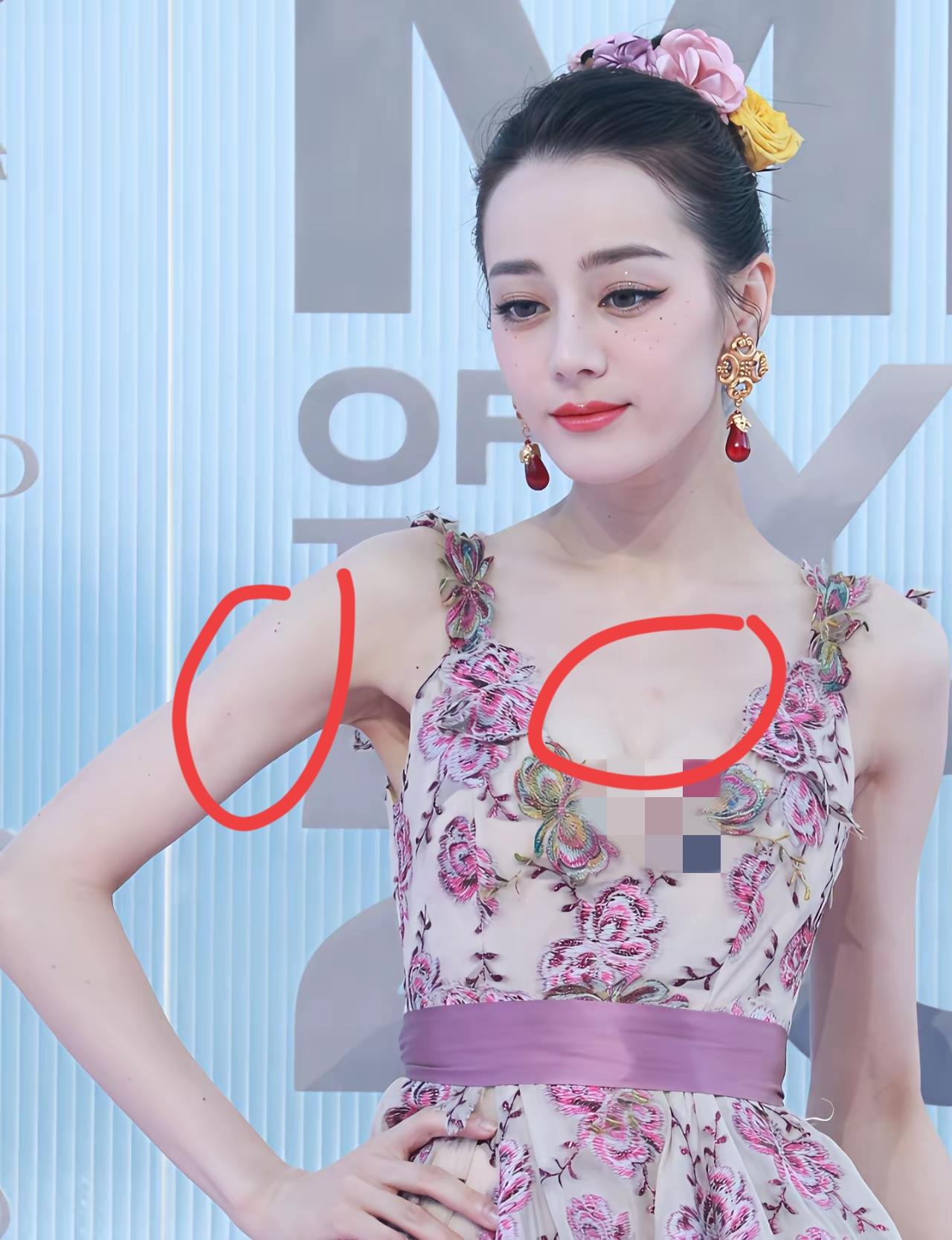 好奇怪呀！
迪丽热巴那么好的工作室设计团队，
也太不注意细节了吧，怎么会让迪丽热