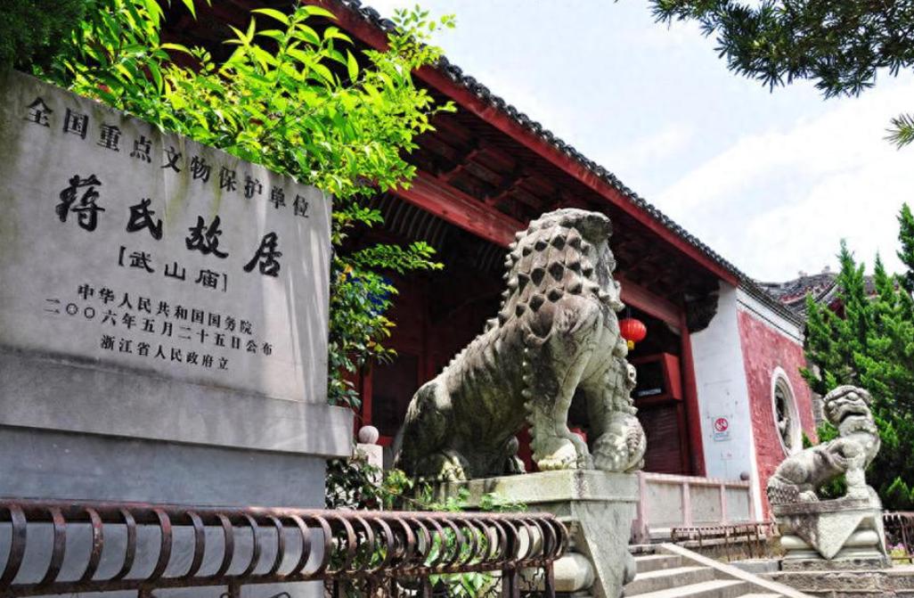为何毛主席下令保护蒋氏故居，老蒋却三次派人掘毛家祖坟？

如果你去翻看1949年