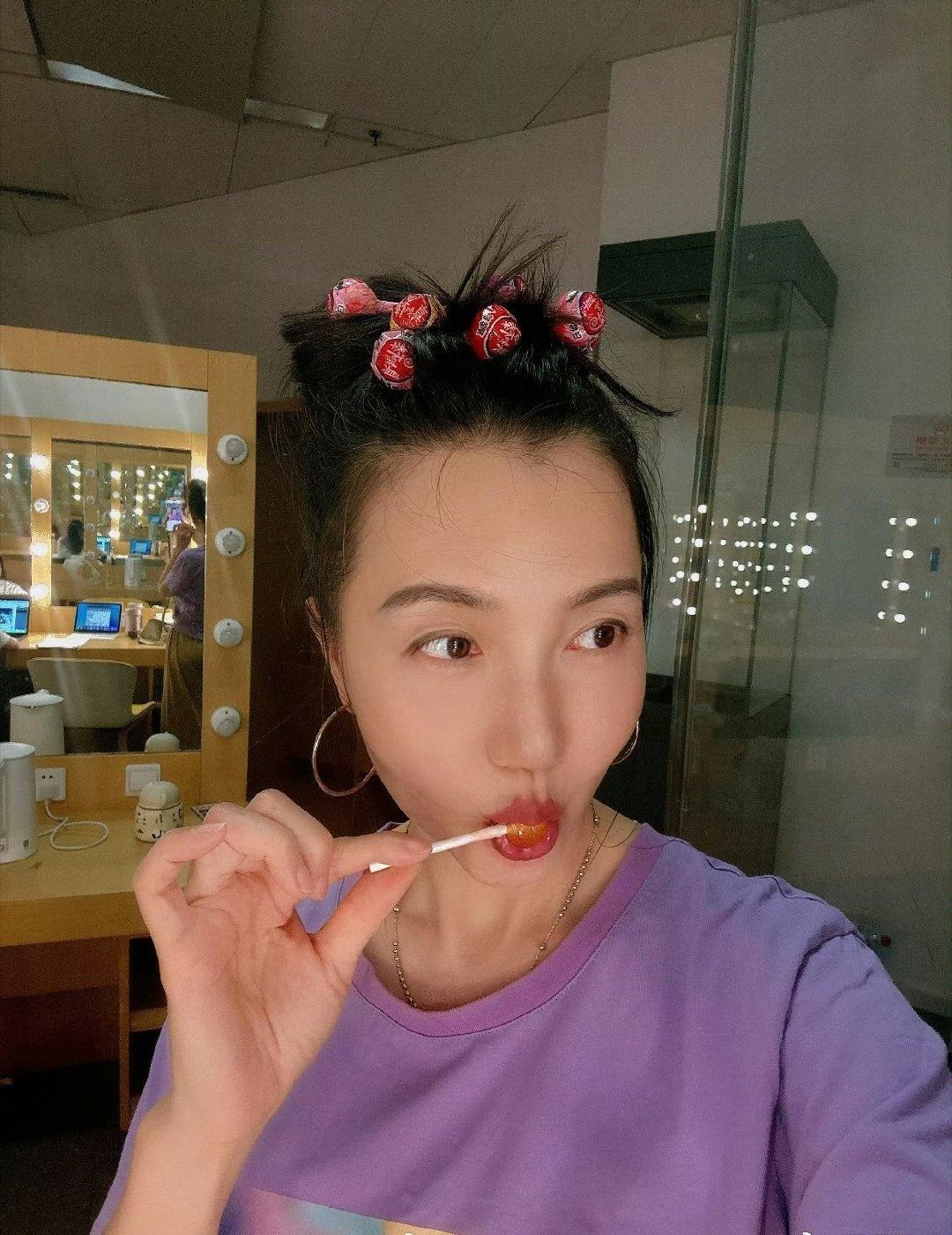 粉丝脑洞大开立下趣味flag，没想到真的冲到两万赞现在就等阿朵老师上线履约啦，这