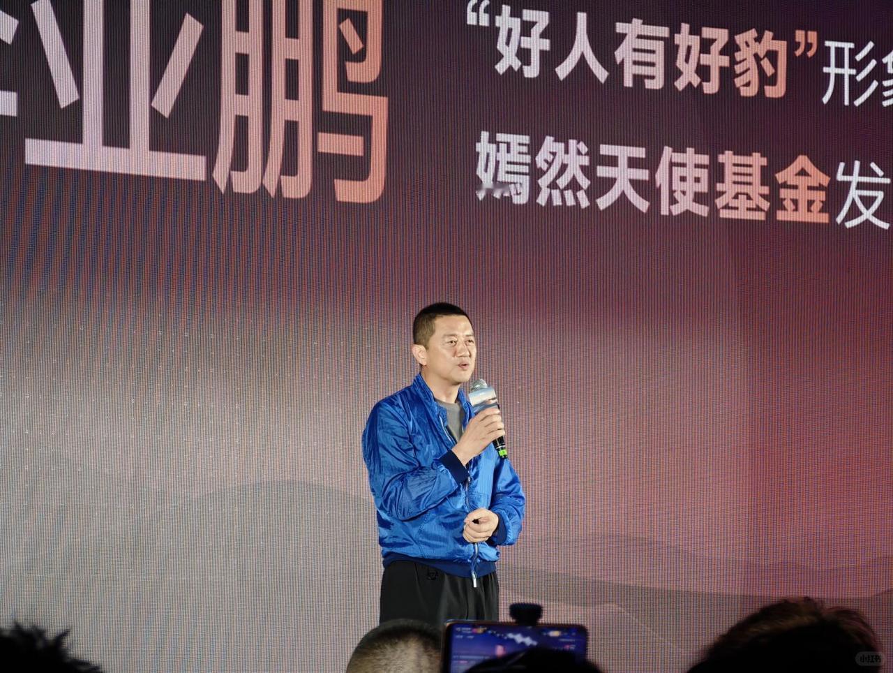 他可以慢慢站起来、稳住局面，但很难回到当年那种叱咤风云的巅峰；能做到“逆风回暖”