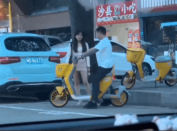 我感觉现在的消费不振是两个层面的：第一是真没钱消费的人群，这群可能就是收入仅能保