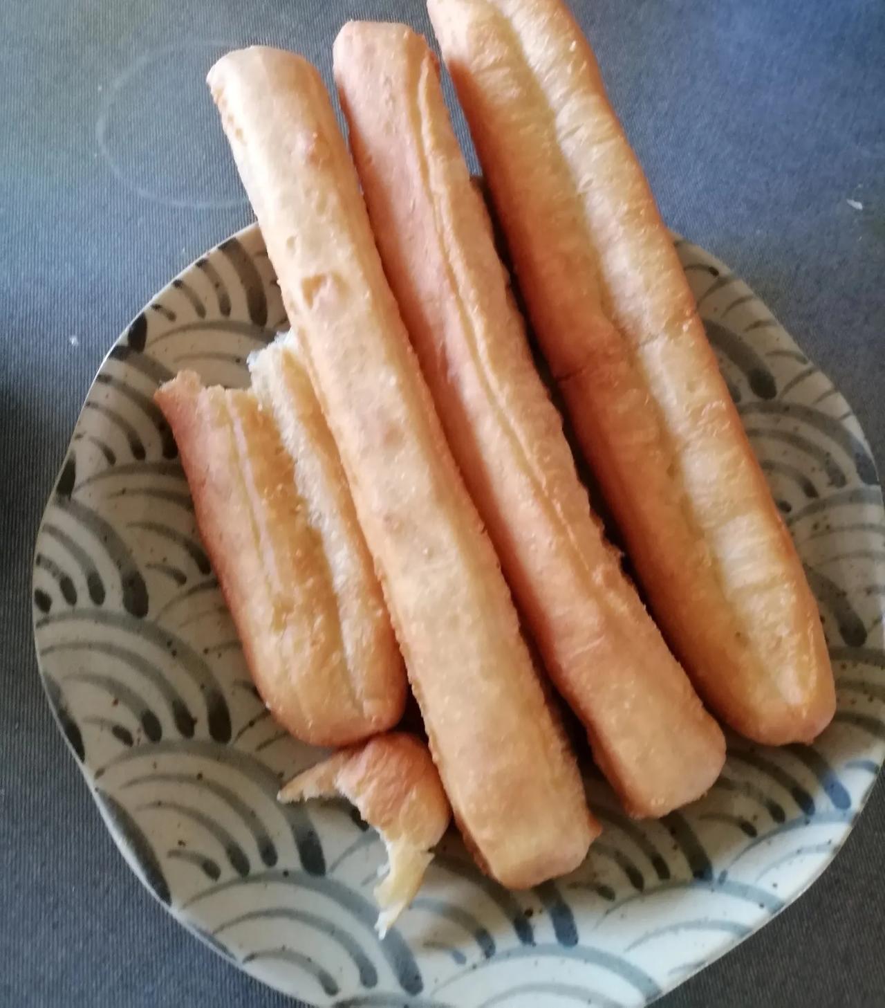 今天的早餐有点家乡味，
买了一袋半成品油条，
10根还不到9块钱，
口感跟实体店
