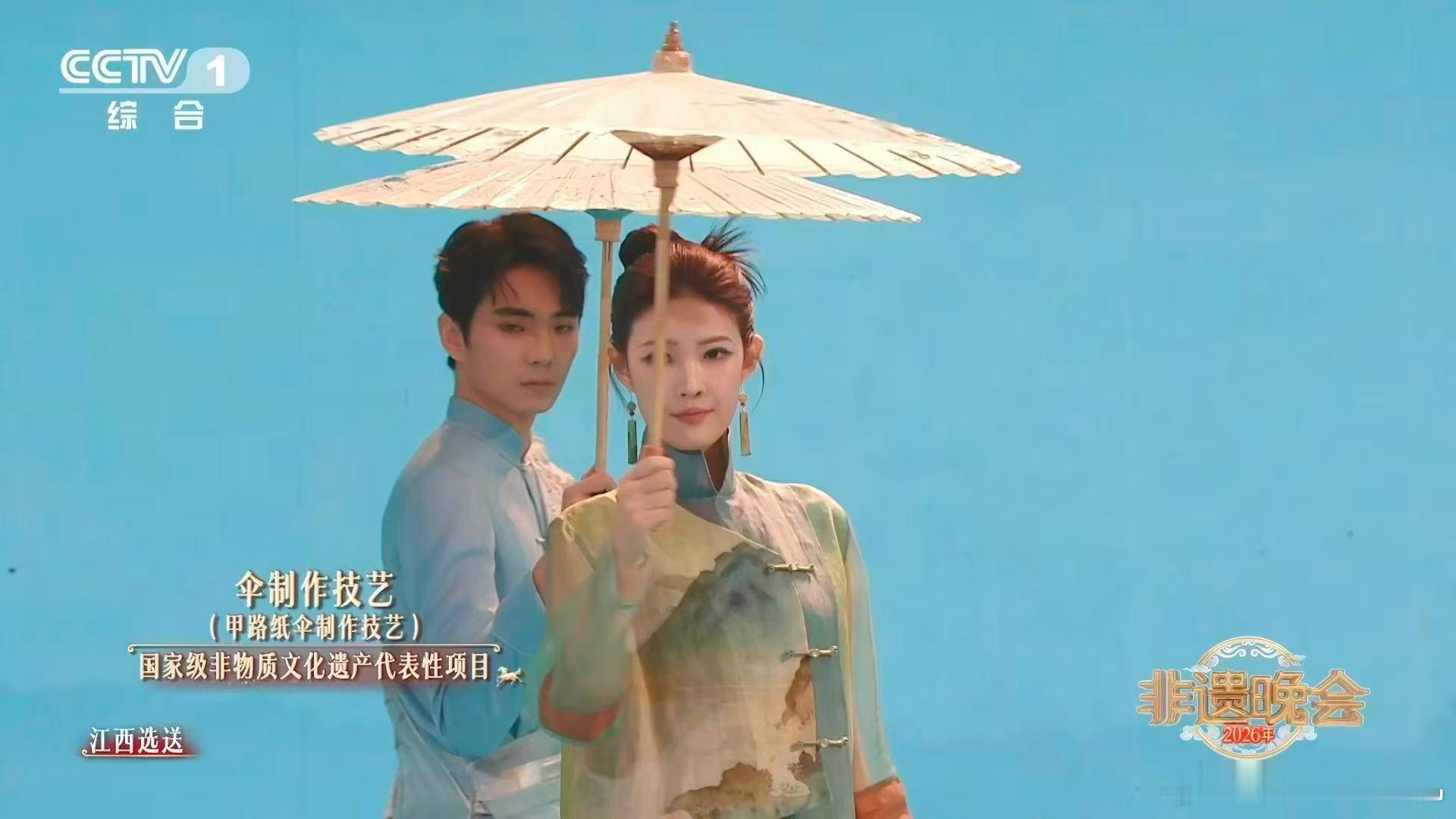 歌声婉转是《浮光》，裙摆铺开是江山，希林娜依高这舞台每一帧都是壁纸。以为是山没想