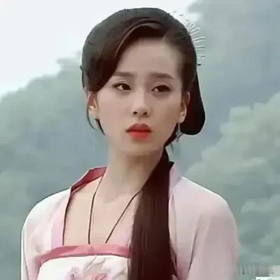 导演真的是缺钱啊！刘诗诗头上用别针🧷代替发簪，开源节流的典范。幸亏刘诗诗足够漂