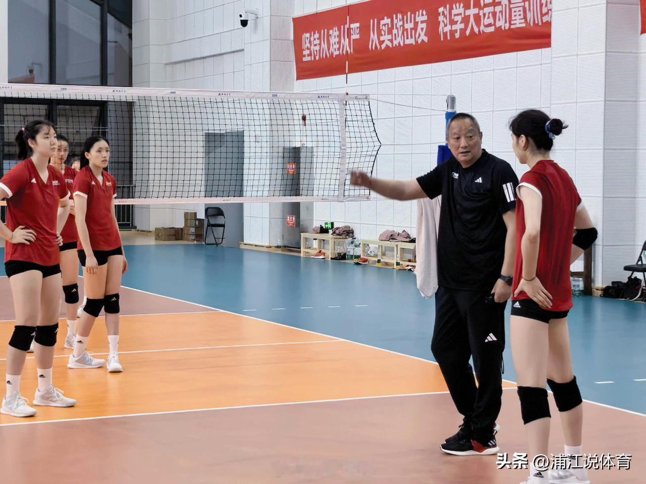 原来吴胜单拎出来“手把手”指导的球员是江苏小将常子鑫。吴胜培养出周苏红、曾春蕾、