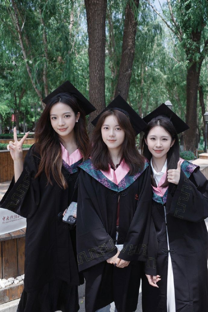 毕业合照里的赵今麦[作揖] ​​​