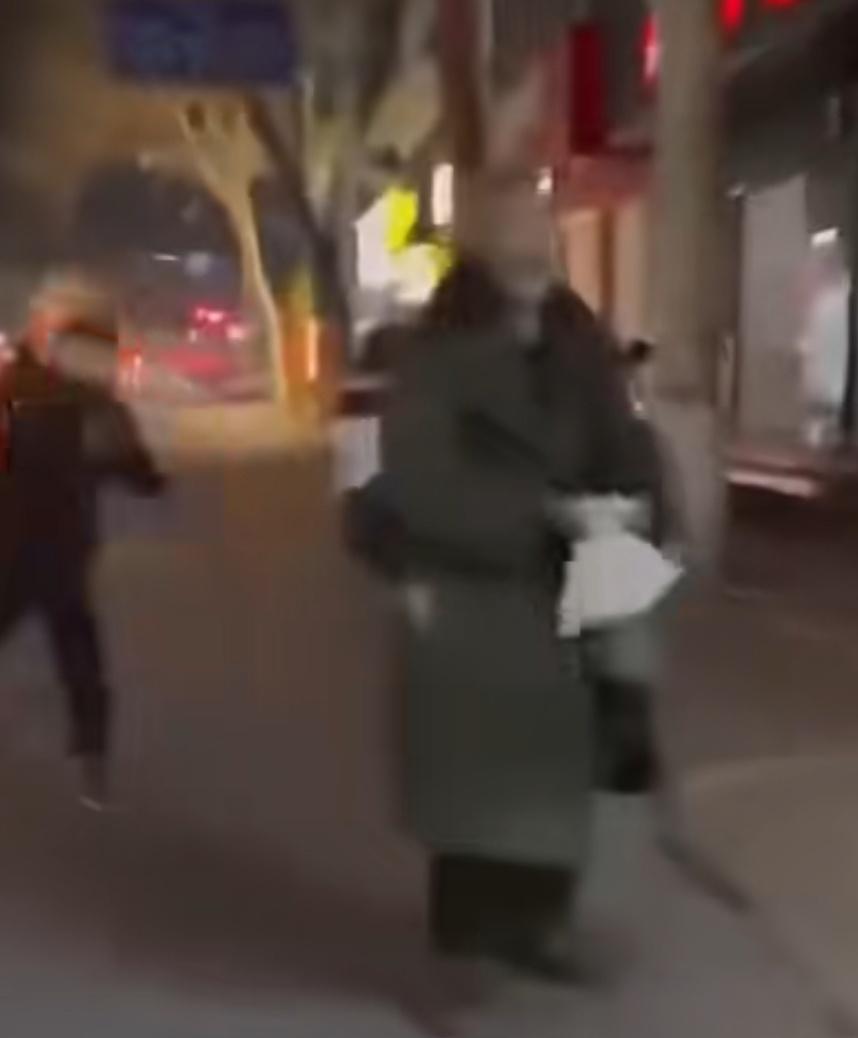 河北三男子踹飞拾荒老人，还录视频发网上，其中一男子还自称富二代。此事引发网友愤怒