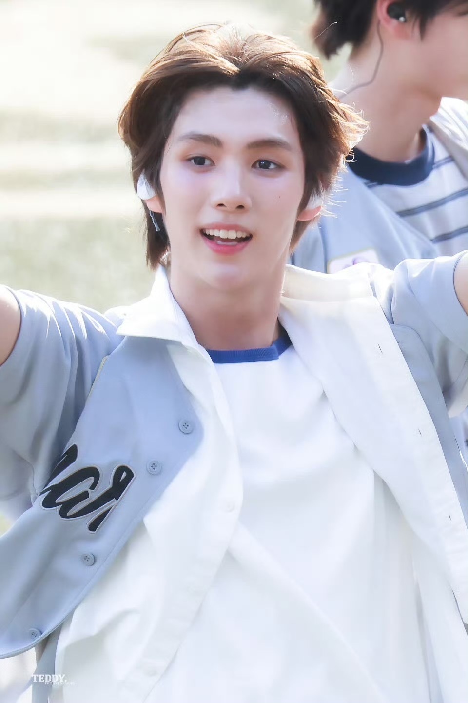 愚人节“鼠鼠瓜场开业啦，不同造型的崔英宰，完全大饱眼福了”崔英宰