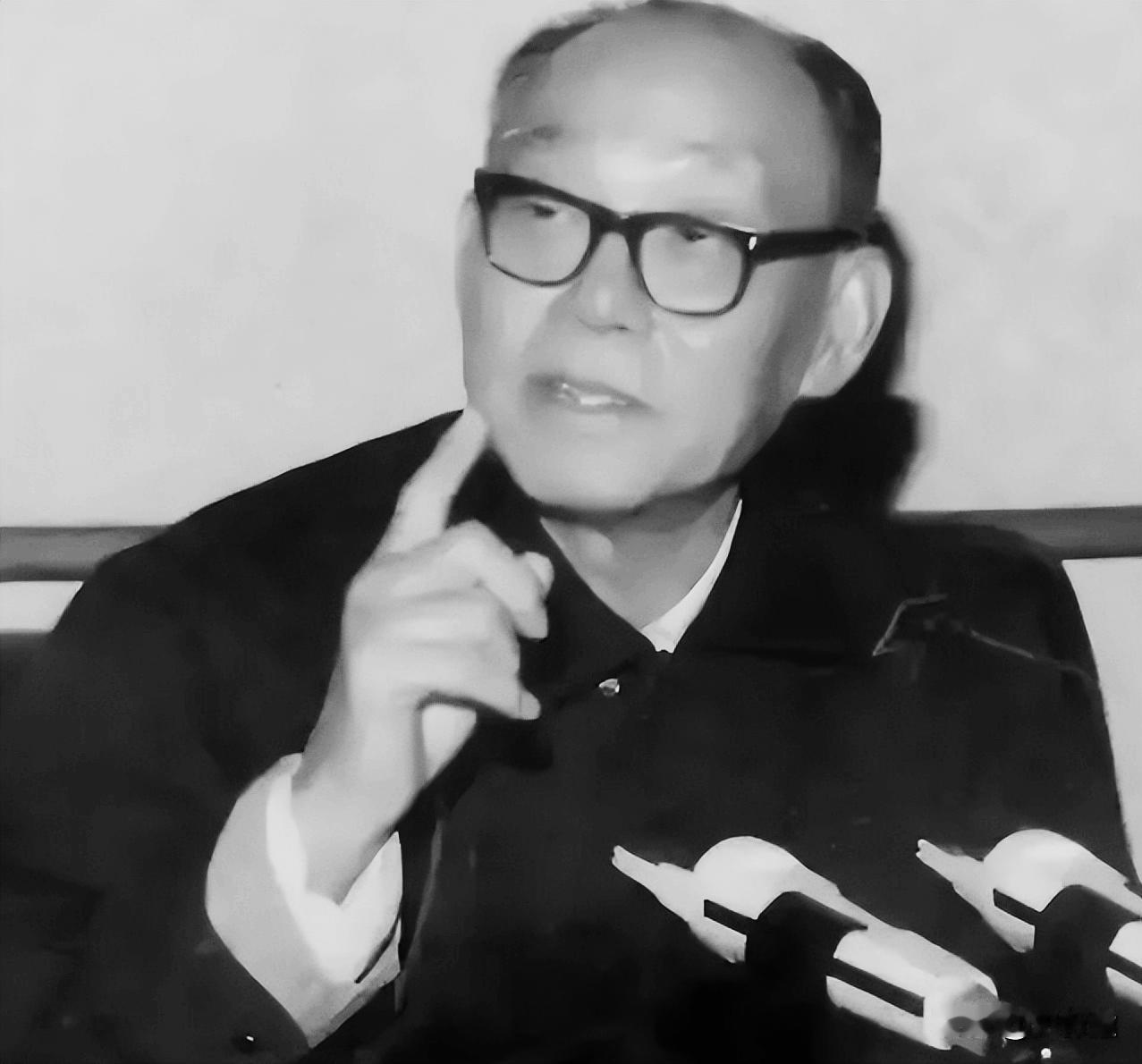 1949 年上海刚刚解放，潜伏特务众多，社会秩序动荡。华东局选调长期从事隐蔽保卫