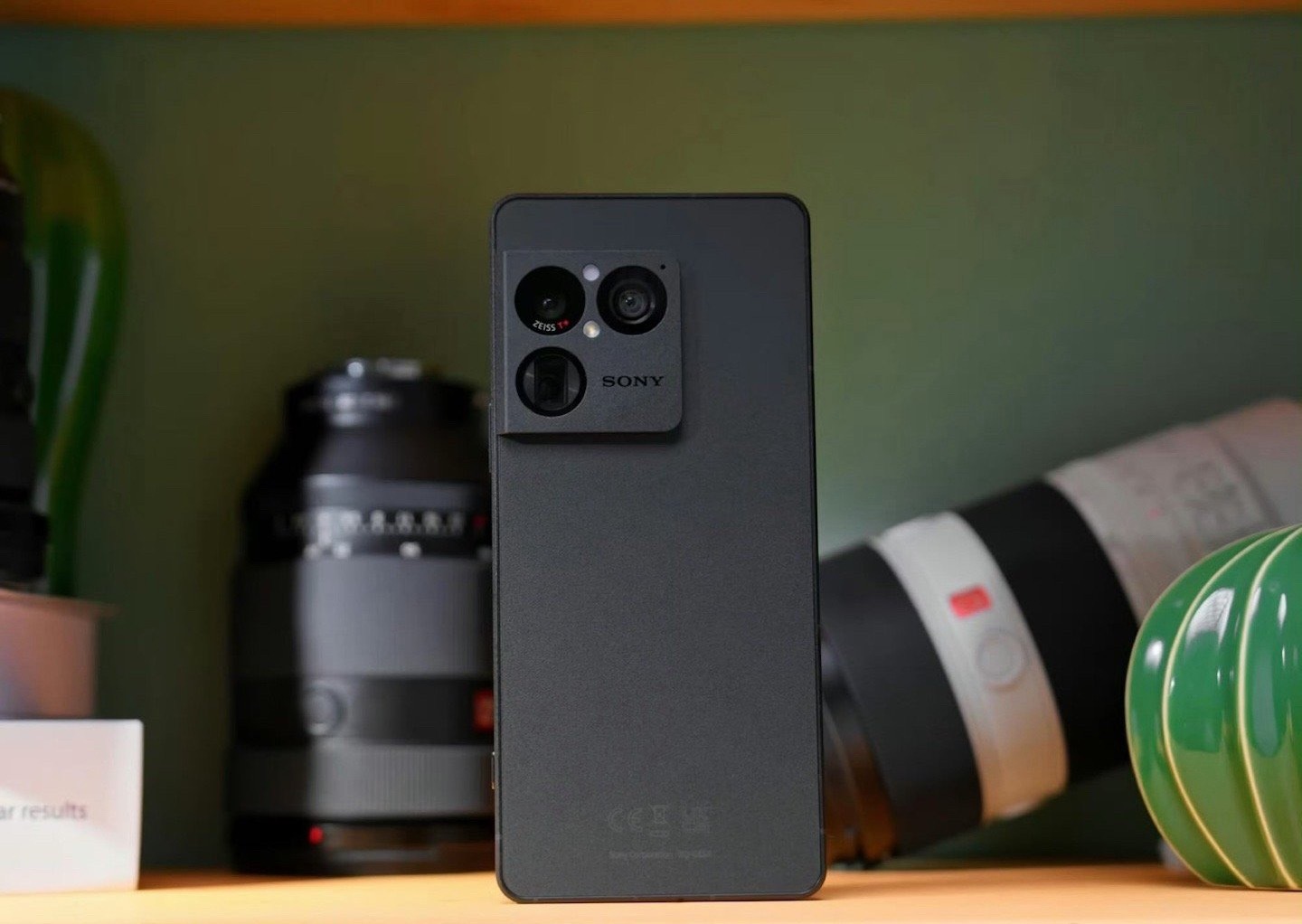 索尼Xperia 1 VIII的主摄镜片有AR涂层，玻璃后盖很有质感，这种设计风