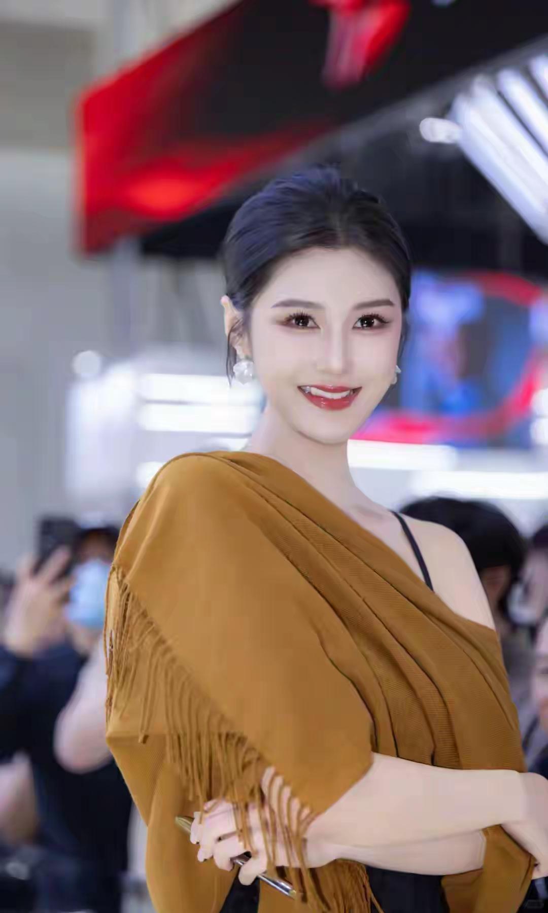 优雅气质，时尚穿搭，自信微笑，完美展现！