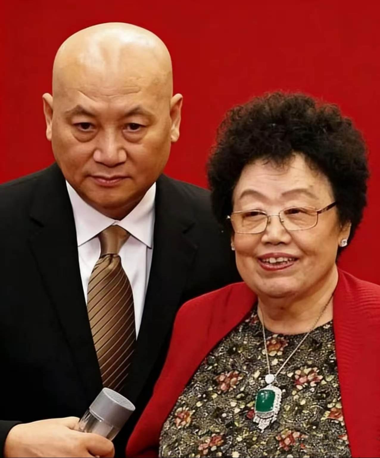 我给奶奶看了迟重瑞照片

奶奶盯着手机看了好一会儿，突然冒出一句：“这个男人，心