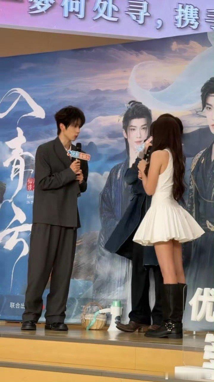 跟着卢昱晓学的时候还那么认真，这撒娇小狗属性直接拉满，姐姐们的心都要被融化了！余